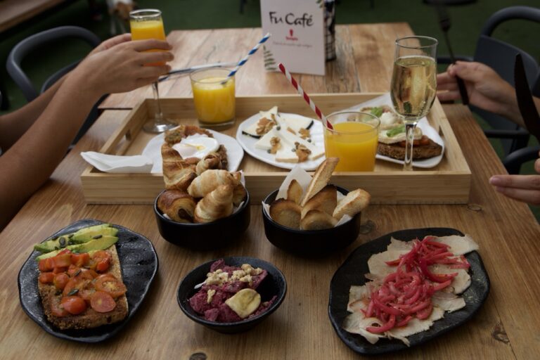 Brunch variado en el Norte de Tenerife con ingredientes locales frescos y vistas naturales